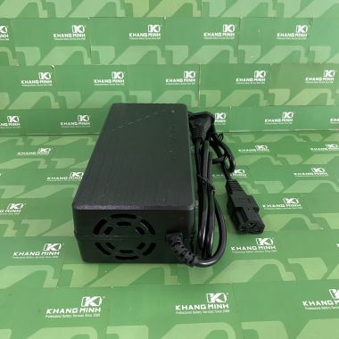 Sạc Xe Điện 60V 5A Ngõ Ra 67V Có Quạt Và Đèn Báo Đầy