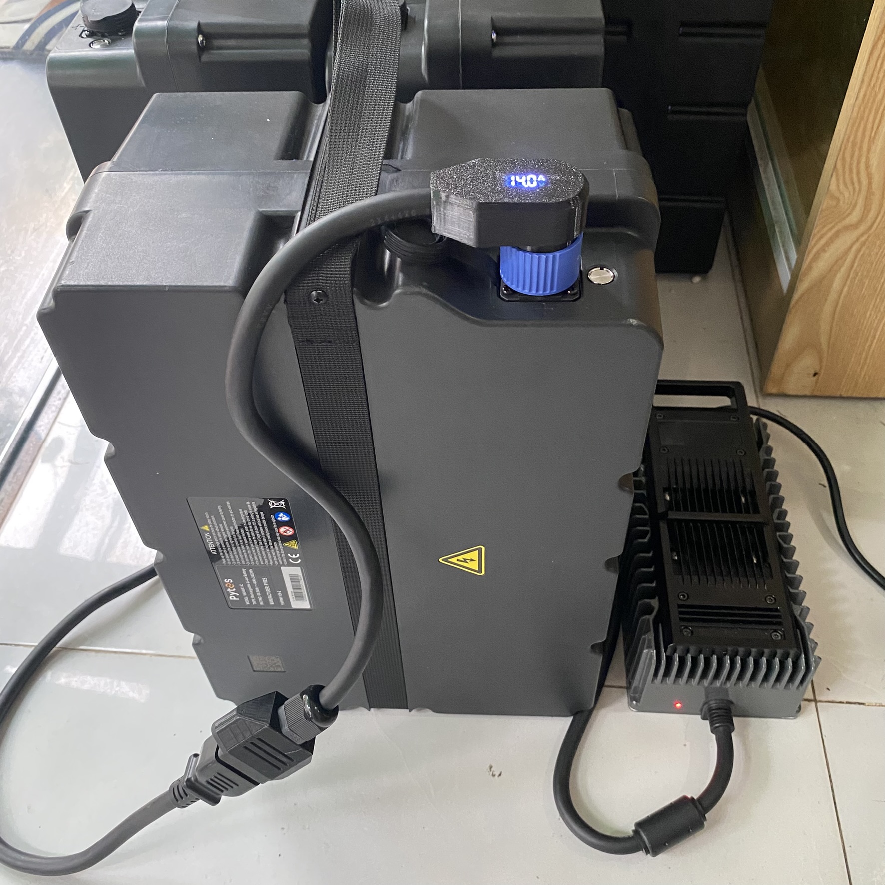 Sạc Vinfast 1000W 2025 lướt 99% ch&iacute;nh h&atilde;ng nguy&ecirc;n zin