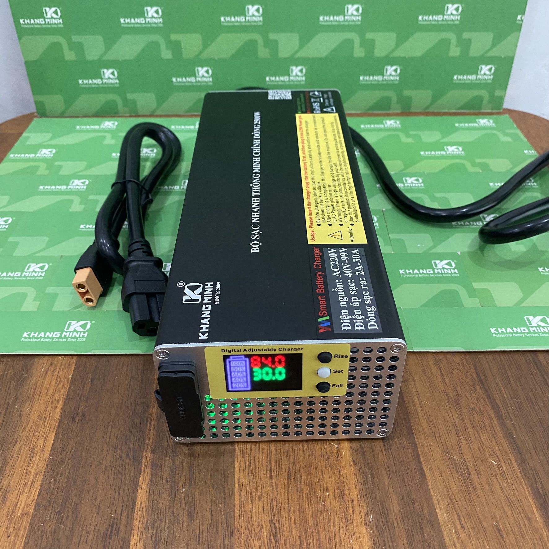 Sạc nhanh 2500W 30A chỉnh dòng sạc được pin dung lượng cao