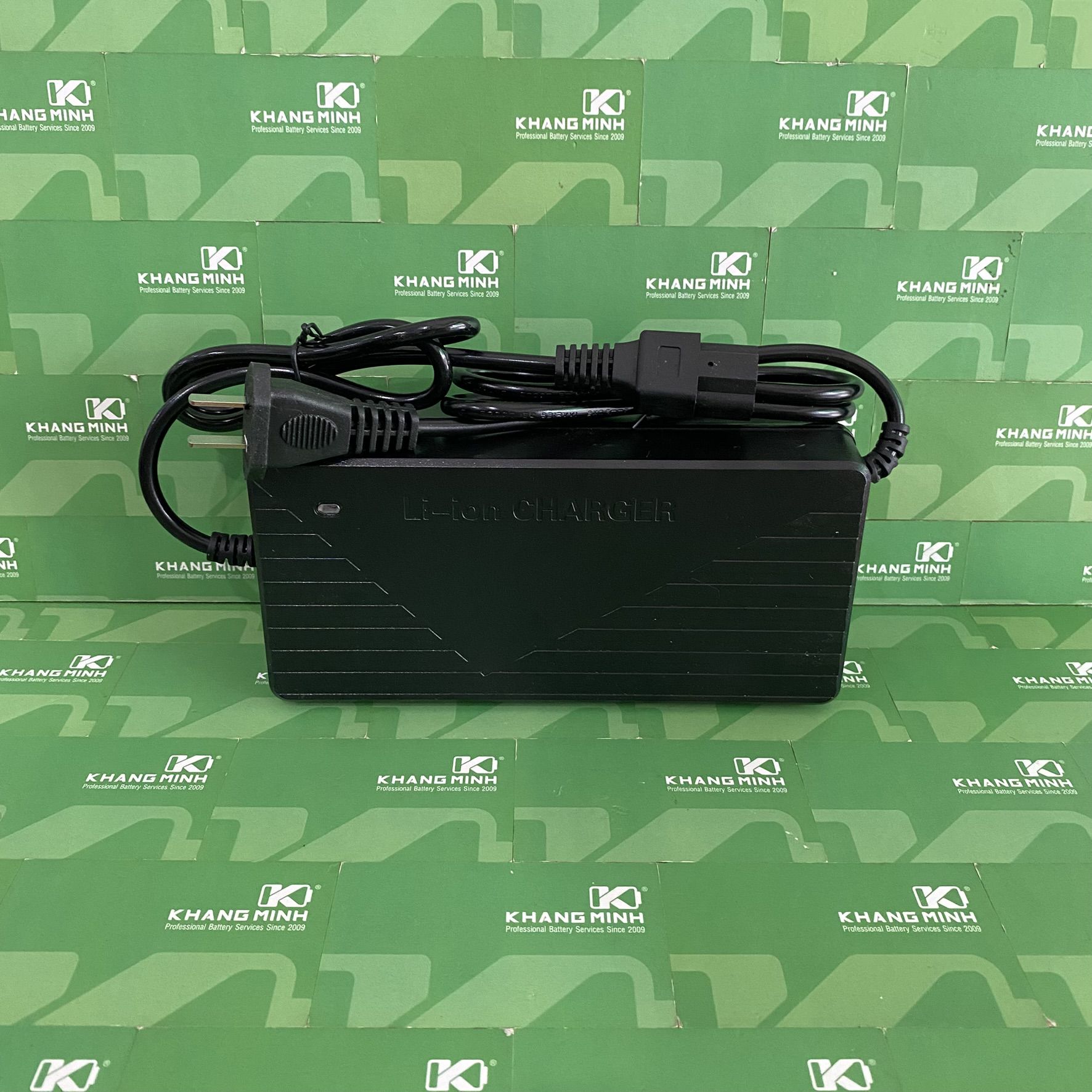 Sạc Xe Điện 60V 5A Ngõ Ra 67V Có Quạt Và Đèn Báo Đầy